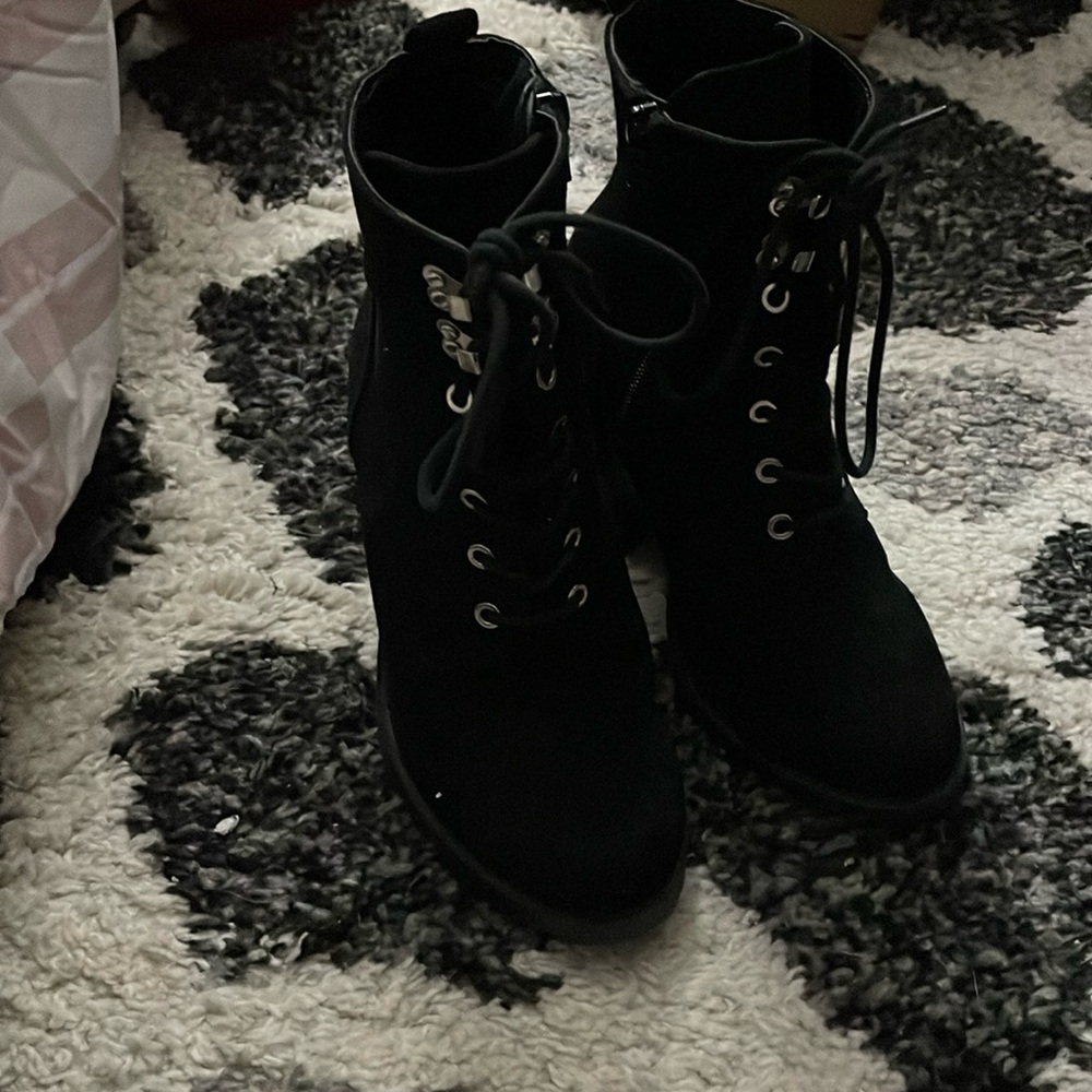 High heel boot, color is black